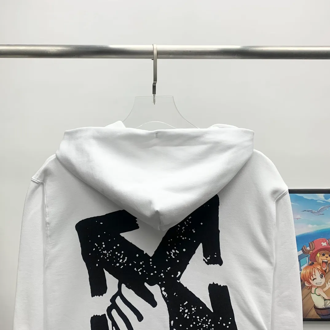 Top tested version 23SSOFF WHITE OW holding earth arrow in hand holding arrow on back pure cotton loose loose short-sleeved T-shirt for male and female couple stars. The printing on the back and chest adopts high-coverage screen printing technology, and the glue is imported. The scraped printing is smooth and delicate. The front sub-print adopts cracked anti-counterfeiting identification details, and the breaking points are 100% aligned! The fabric is made of 420g double yarn terry plain cotton fabric, which has a smooth skin feel. Size: XS-L Color: Black P:410